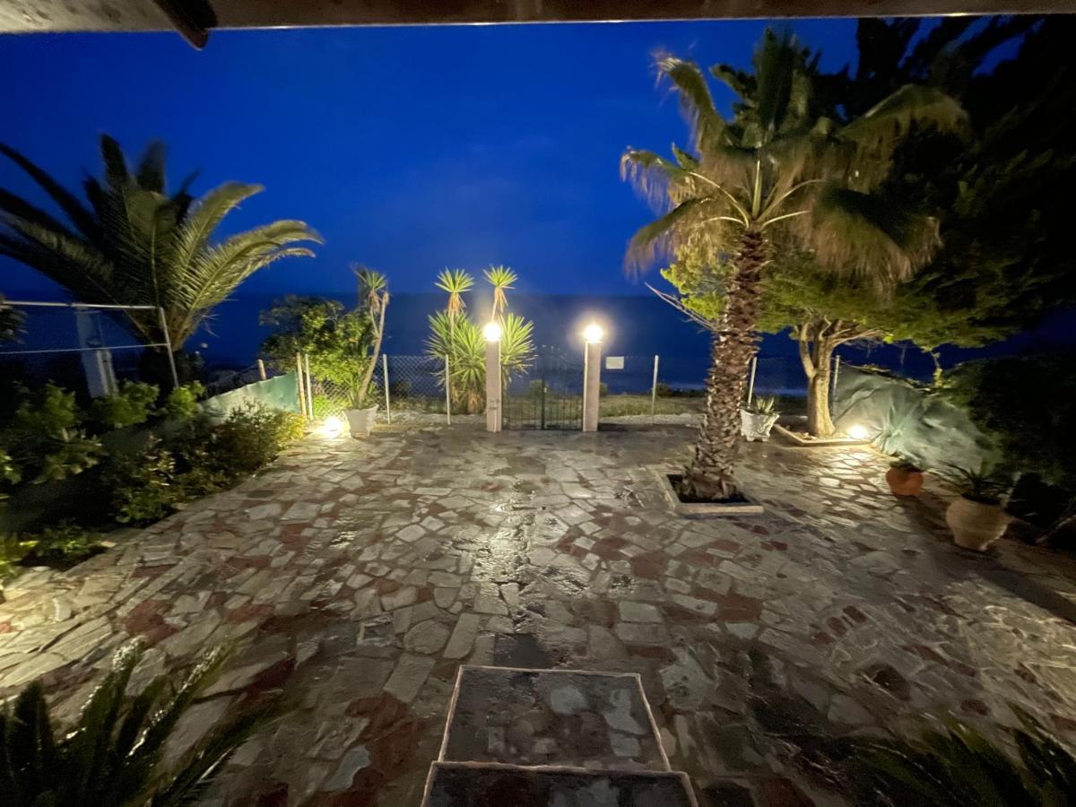 Holiday Home Sea Front Loutra Elevtheron Екстериор снимка