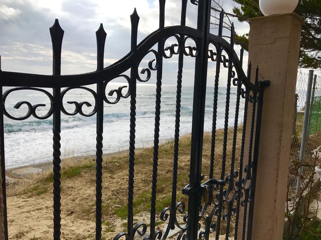 Holiday Home Sea Front Loutra Elevtheron Екстериор снимка