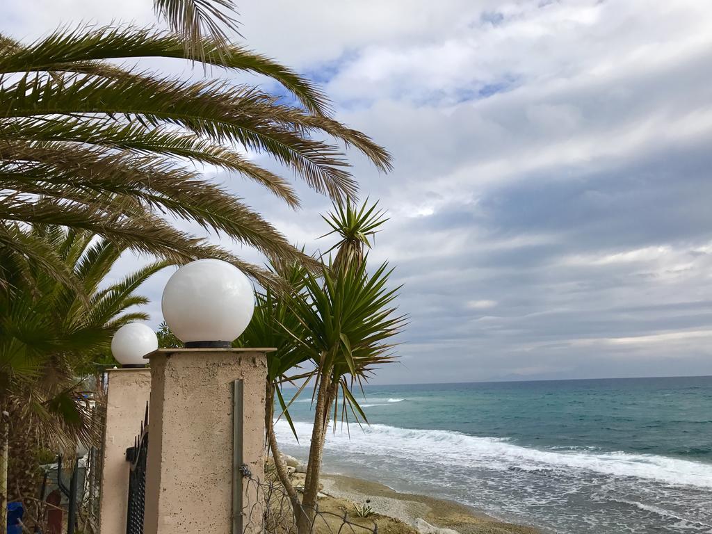 Holiday Home Sea Front Loutra Elevtheron Екстериор снимка